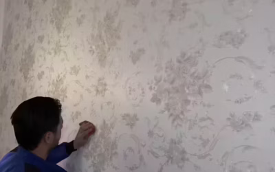 Vytapetováni dvou stěn a renovace stropu